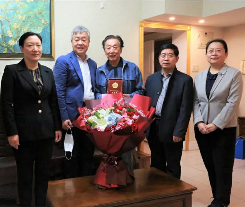 山影集團(tuán)領(lǐng)導(dǎo)向抗美援朝老戰(zhàn)士、老同志頒發(fā)紀(jì)念章