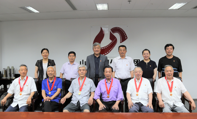 山影集團為老黨員頒發“光榮在黨50年”紀念章