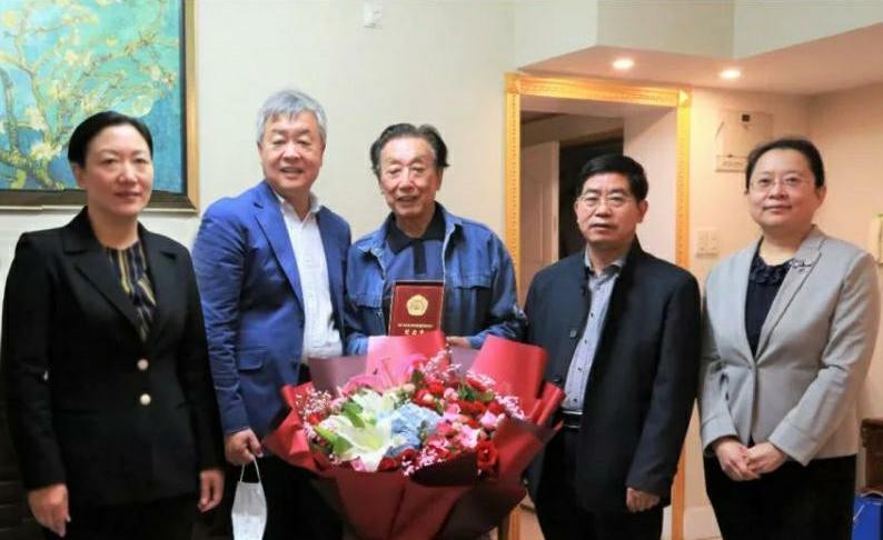 山影集團(tuán)領(lǐng)導(dǎo)向抗美援朝老戰(zhàn)士、老同志頒發(fā)紀(jì)念章