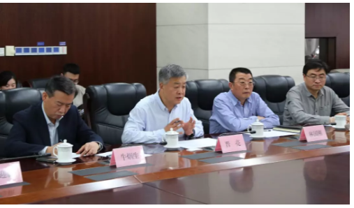 青島市北區區委書記鄭德雁一行到山東影視傳媒集團調研